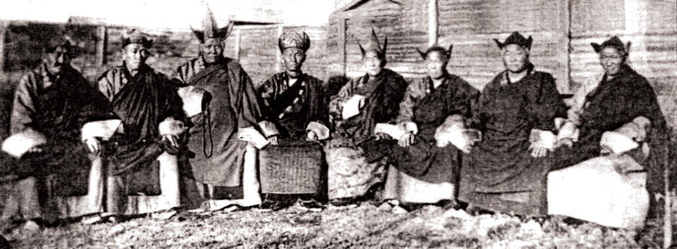 Хамбо Лама Даши Доржи Этигэлов (в центре) в Тамчинском дацане