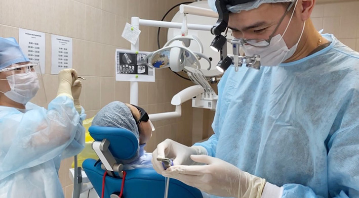 Проведение дентальной имплантации: А.Ж. Нимаев и медсестра Л.Г. Раднаева