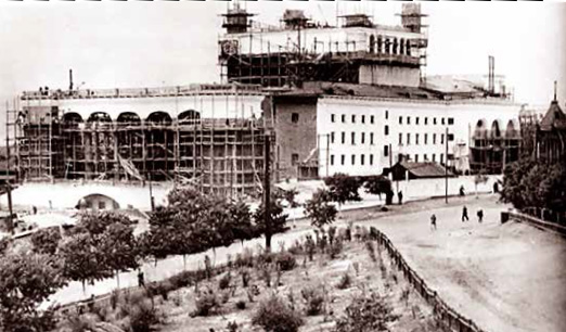 Здание строящегося театра оперы и балета со стороны песчаного откоса. 1950–1951 гг.