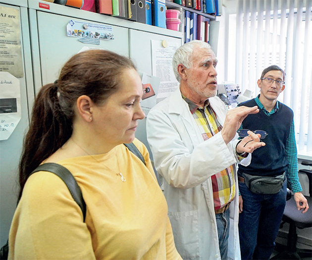 Главный специалист по электронике отдела ультраструктуры клетки Виктор Егоров рассказывает о сканирующей микроскопии