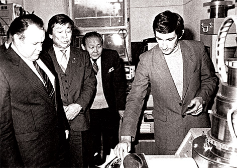 Знакомство с новыми пленочными технологиями (слева – первый секретарь Бурятского ОК КПСС А.М. Беляков). Январь1985 года.